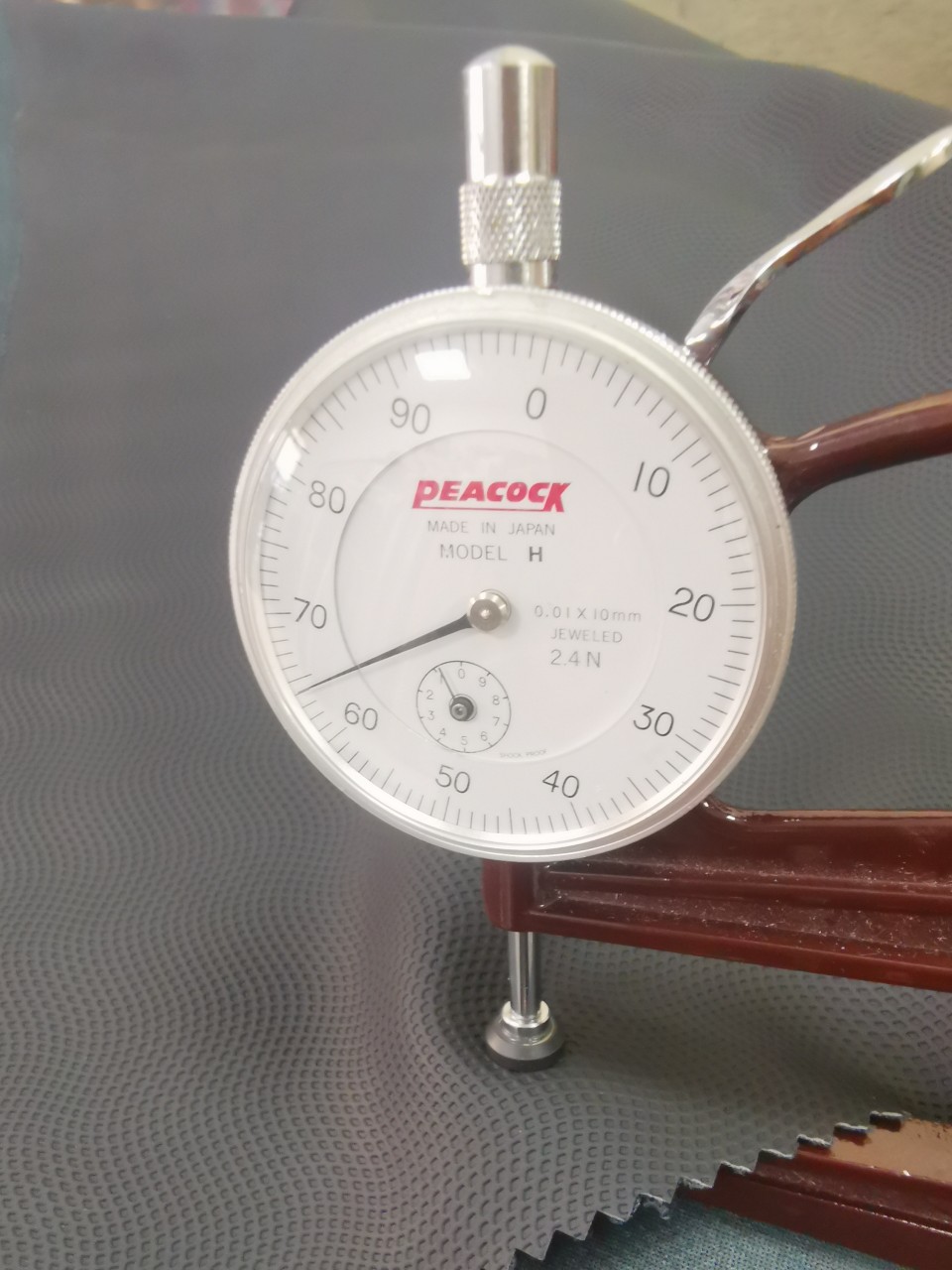 In 2020, the best-selling anti-slip touch screen mobile phone gloves made of leather fabric are wear-resistant and scratch-resistant materials details Picture