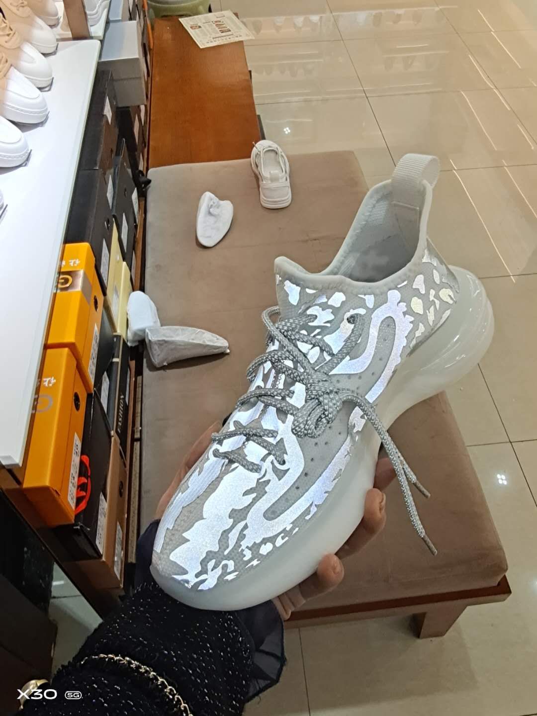 Luminous shoes 350v8 undefined