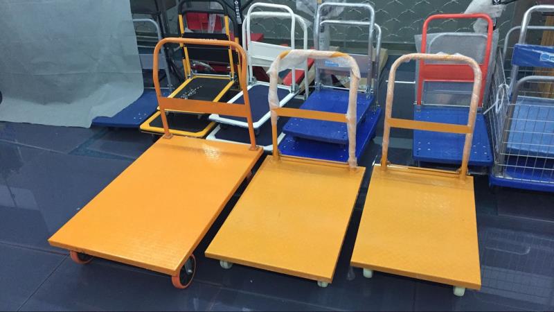 شاحنة مسطحة ذات ألواح حديدية مغطاة بأغطية Item Picture