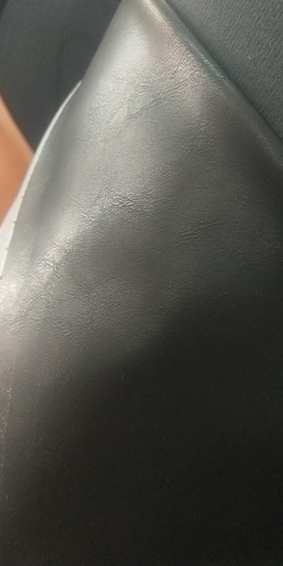 人造革pu革，库存现货2800米，有需要来电咨询或寄样，不支持网上订购