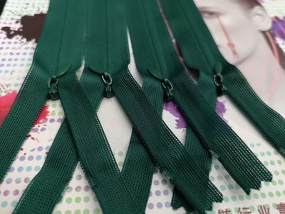 The color and length of the No. 3 nylon silk invisible zipper can be customized. It is suitable for skirts and down jackets in the color of the national card CCC card details Picture