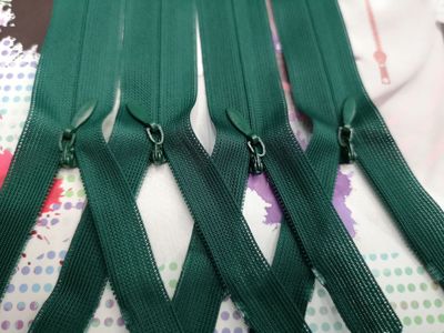 The color and length of the No. 3 nylon silk invisible zipper can be customized. It is suitable for skirts and down jackets in the color of the national card CCC card Application Scenario