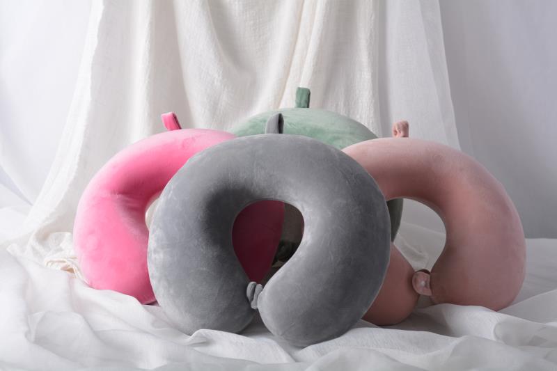 纯色记忆棉U型枕白底实物图