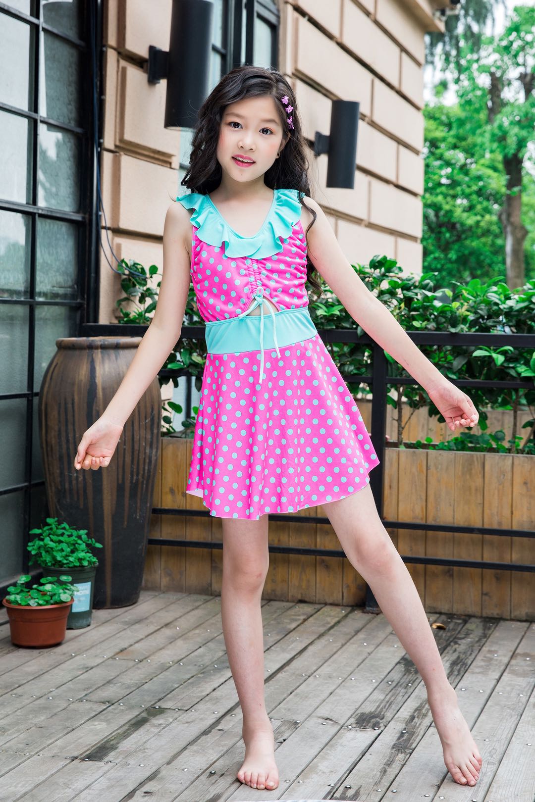 The cute little swimsuit fashion show for girls, the dress style jumpsuit for children at Baozhong Dada Hot Spring