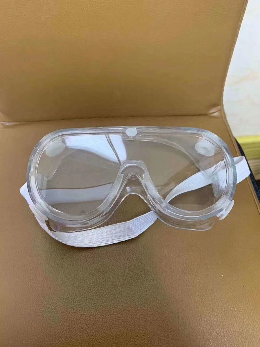 多功能透气防护镜，一件200个，一个一opp袋包装，材料有PET和PC，欢迎新老客户订购。有证