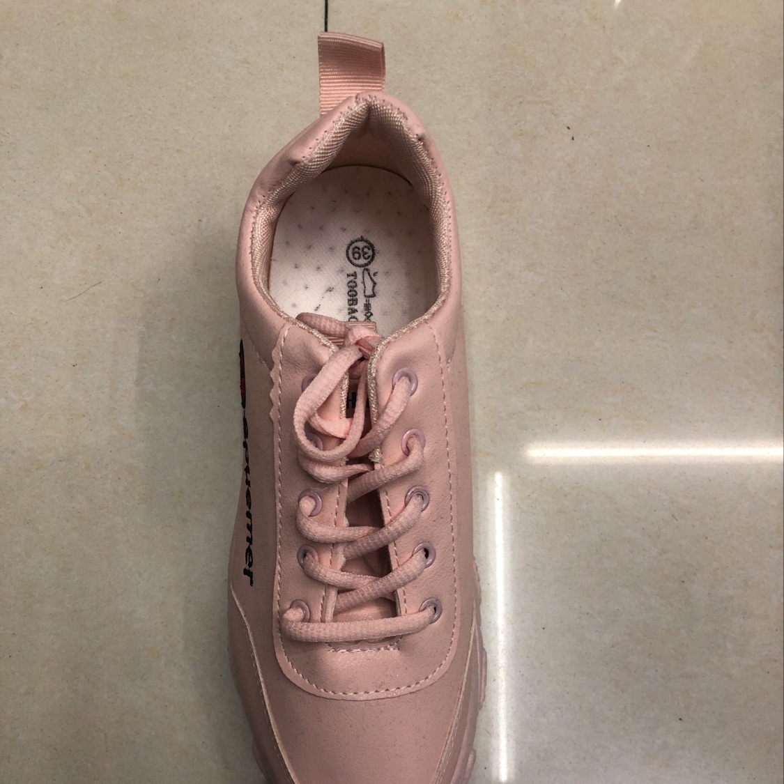 新品运动鞋