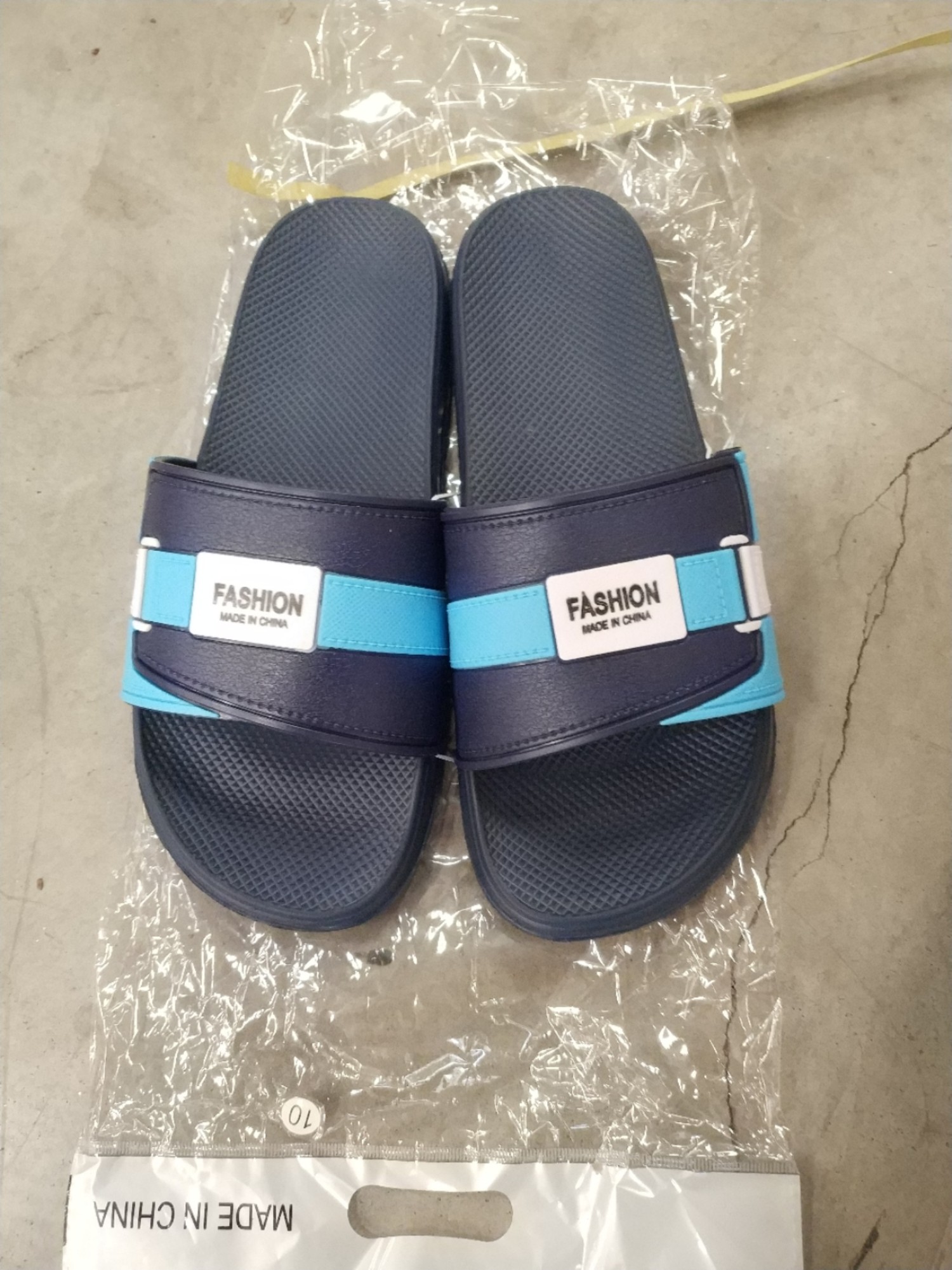 Men's premium solid-color slippers are available in a variety of colors