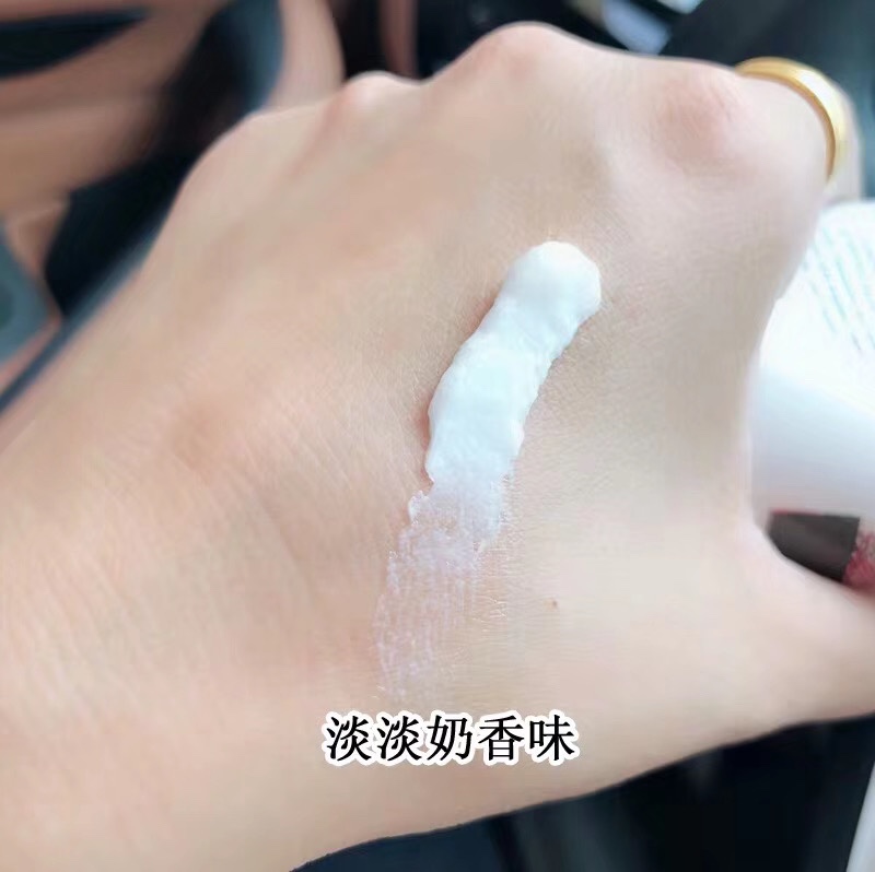 Thai Q10 Milk Cleanser Application Scenario