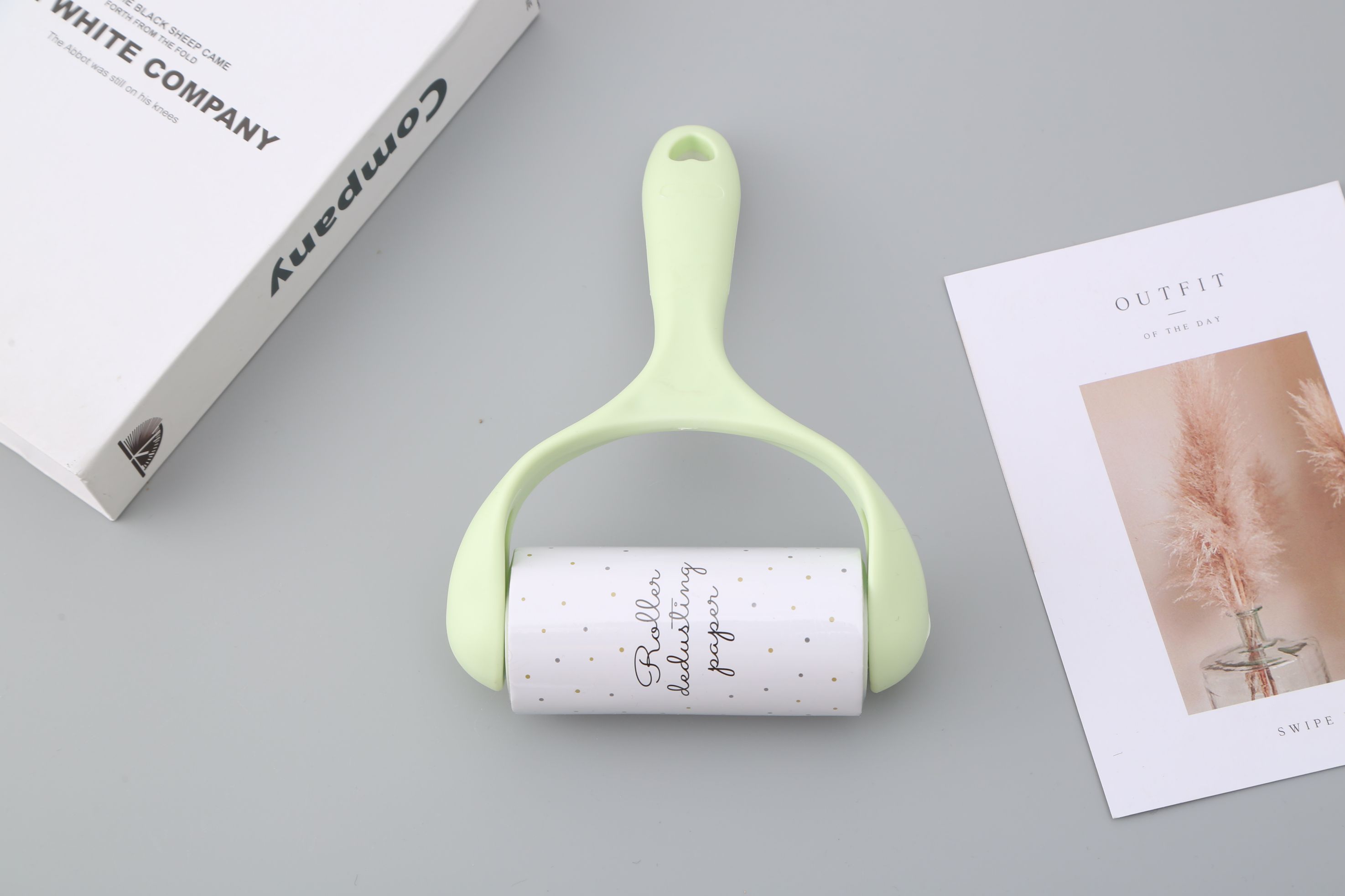 Household drum wool stick paper can be torn to stick wool roller clothing dust removal roller brush felt dusting machine full figure