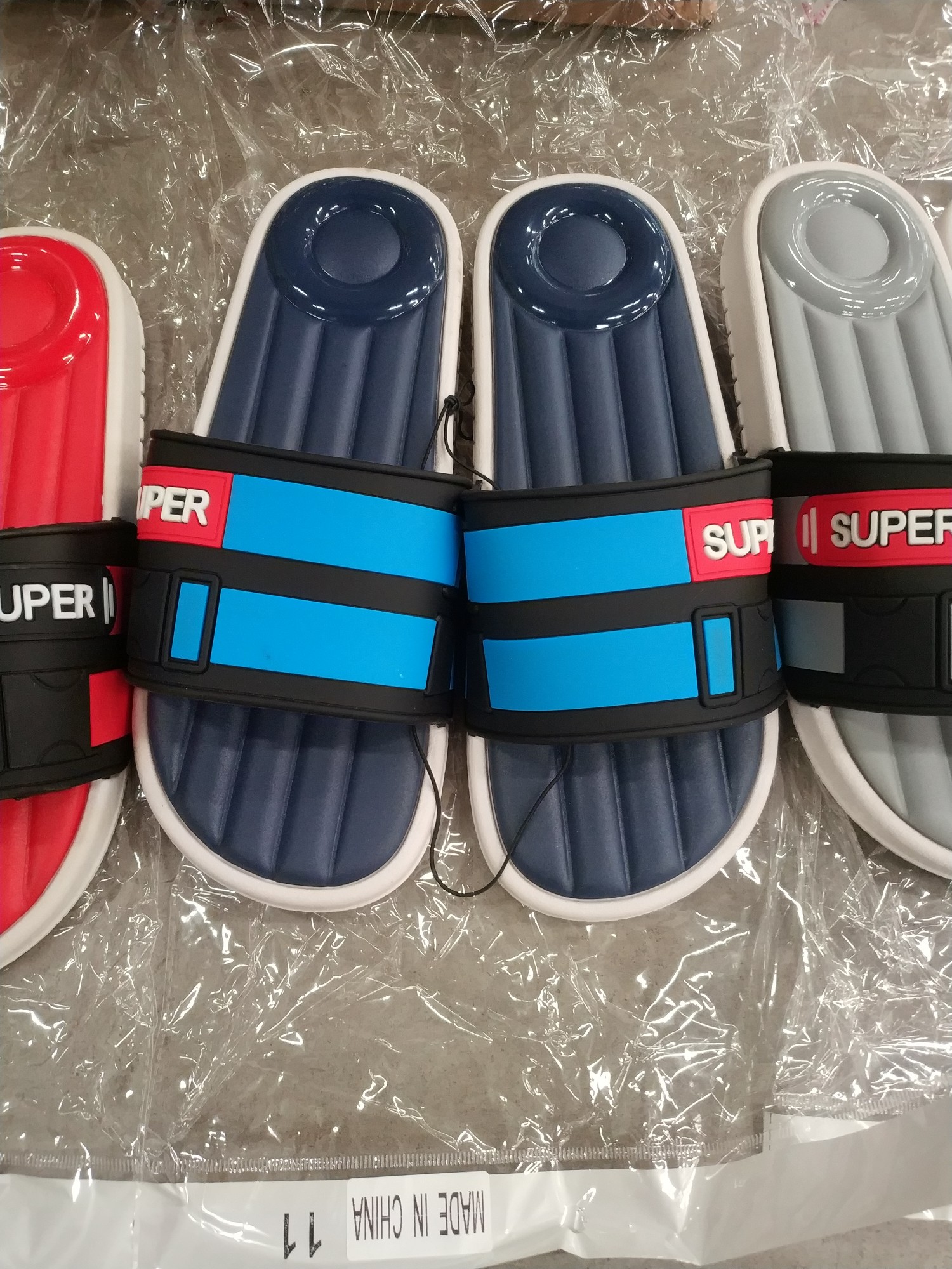 Men's premium slippers are available in a variety of colors Specification image