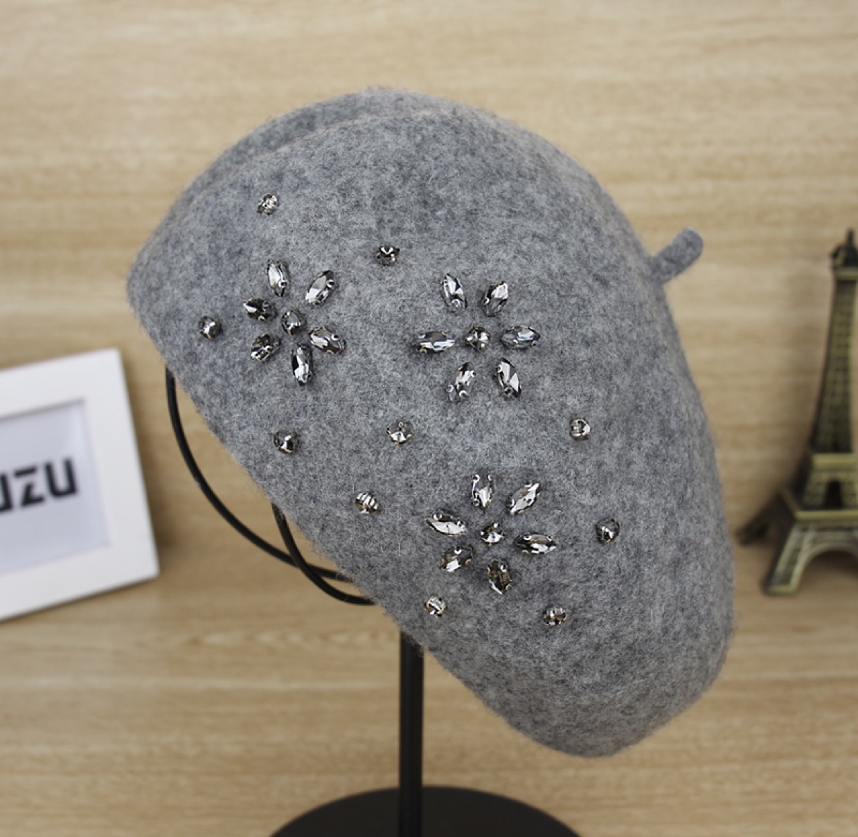 Fashionable beret knitted women's New Year diamond wool felt professional hat Application Scenario