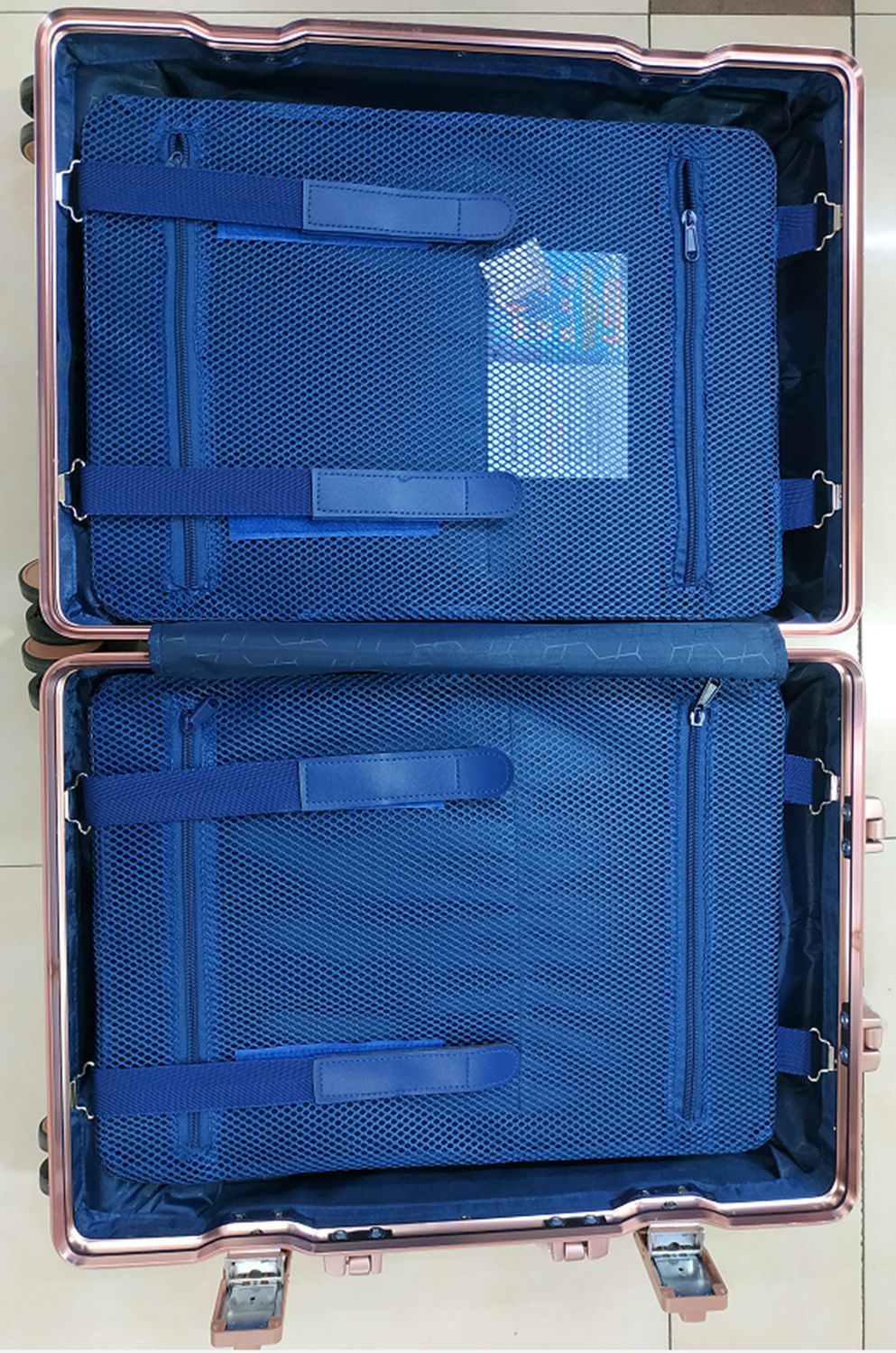 L05 carry-on suitcase, a high-quality product from Yiwu, is made of all-aluminum-magnesium alloy with a 20-inch square corner inner lining. It is detachable, shock-resistant, and resistant to compression. It can seat people and has a grid pattern on the surface details Picture