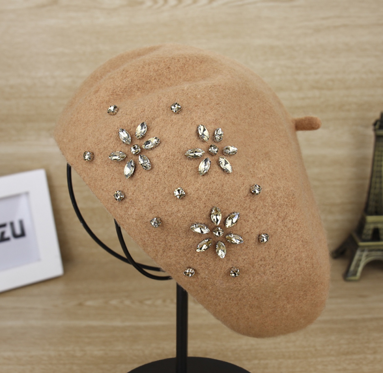 Fashionable beret knitted women's New Year diamond wool felt professional hat Item Picture