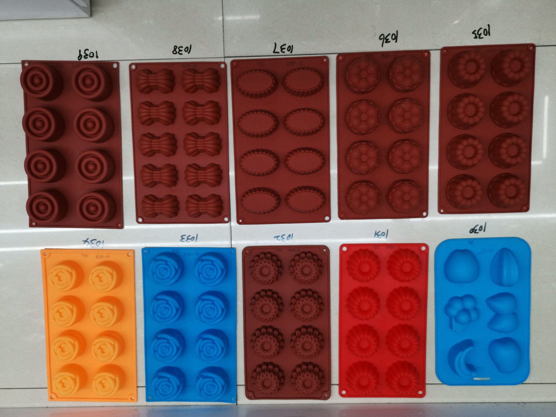 Silicone cake mold thumbnail