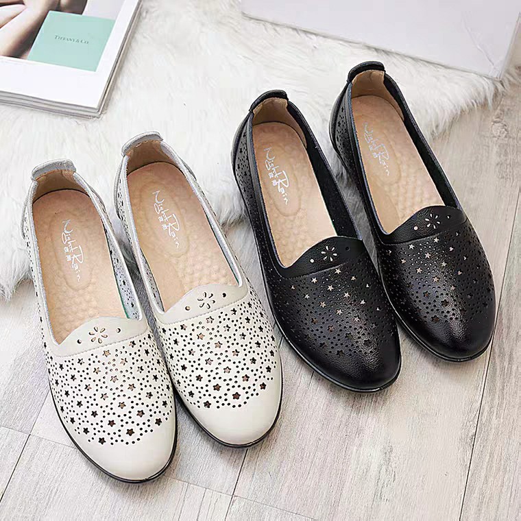 妈妈鞋凉鞋夏季新款软底平底中老年女鞋老人舒适中年洞洞皮鞋