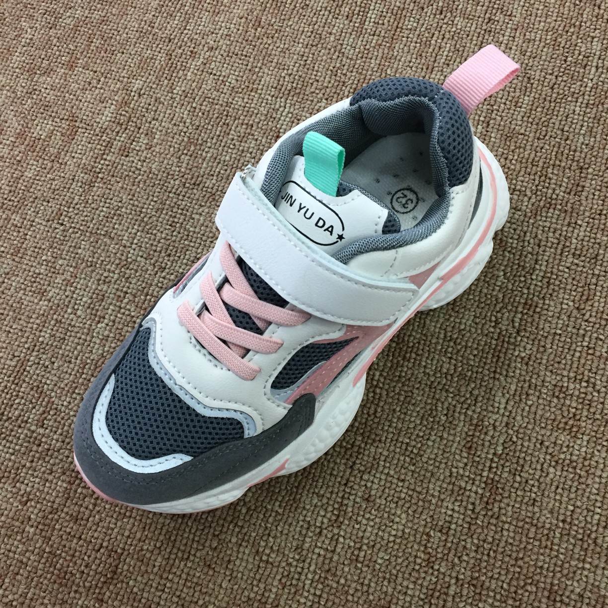 Sneakers 1 thumbnail