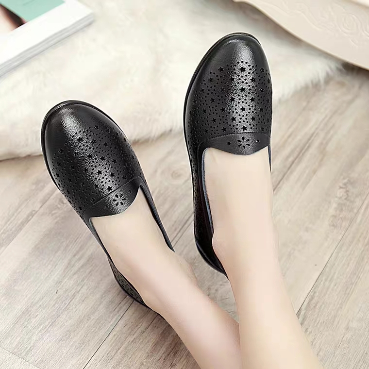妈妈鞋凉鞋夏季新款软底平底中老年女鞋老人舒适中年洞洞皮鞋产品图
