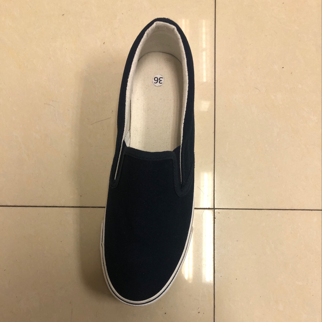 Un pie con pedaleo casual sneakers
