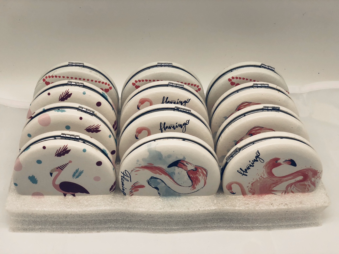 潮流时尚新款面包镜 折叠式便携学生化妆镜白底实物图