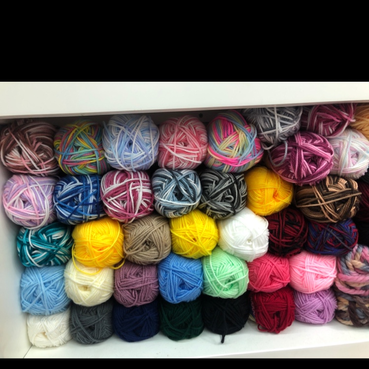 100% imported acrylic fiber, 3-strand synthetic, 100g per ball, 5 balls per pack, 15kg per piece, in stock supply. There are many colors available, including solid tones and segmental dyes. Bulk purchase offers discounts. Welcome to place your order.