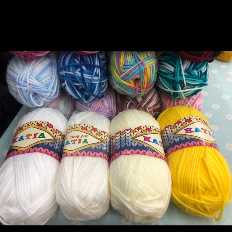 100% imported acrylic fiber, 3-strand synthetic, 100g per ball, 5 balls per pack, 15kg per piece, in stock supply. There are many colors available, including solid tones and segmental dyes. Bulk purchase offers discounts. Welcome to place your order. undefined