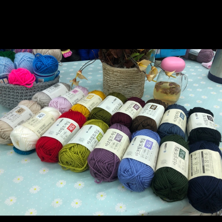Adopt it. 100% imported super flexible acrylic 4-strand synthetic, 40g per ball, 400g per bag. 18 colors, available in stock. Welcome to place your order. undefined