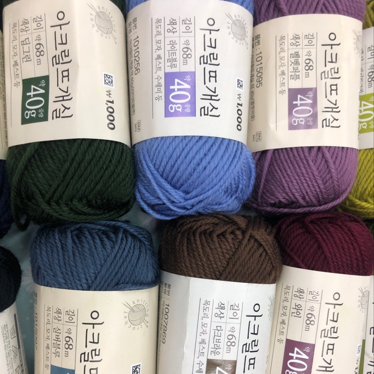 Adopt it. 100% imported super flexible acrylic 4-strand synthetic, 40g per ball, 400g per bag. 18 colors, available in stock. Welcome to place your order. Application Scenario