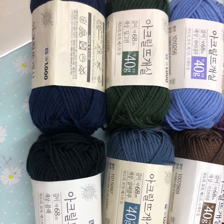 Adopt it. 100% imported super flexible acrylic 4-strand synthetic, 40g per ball, 400g per bag. 18 colors, available in stock. Welcome to place your order. Item Picture