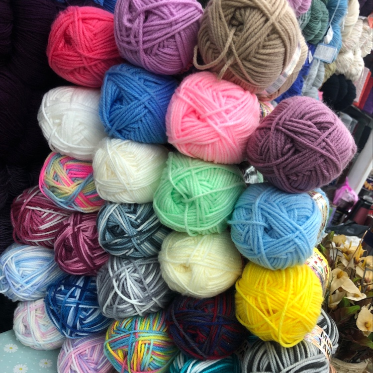 100% imported acrylic fiber, 3-strand synthetic, 100g per ball, 5 balls per pack, 15kg per piece, in stock supply. There are many colors available, including solid tones and segmental dyes. Bulk purchase offers discounts. Welcome to place your order. undefined