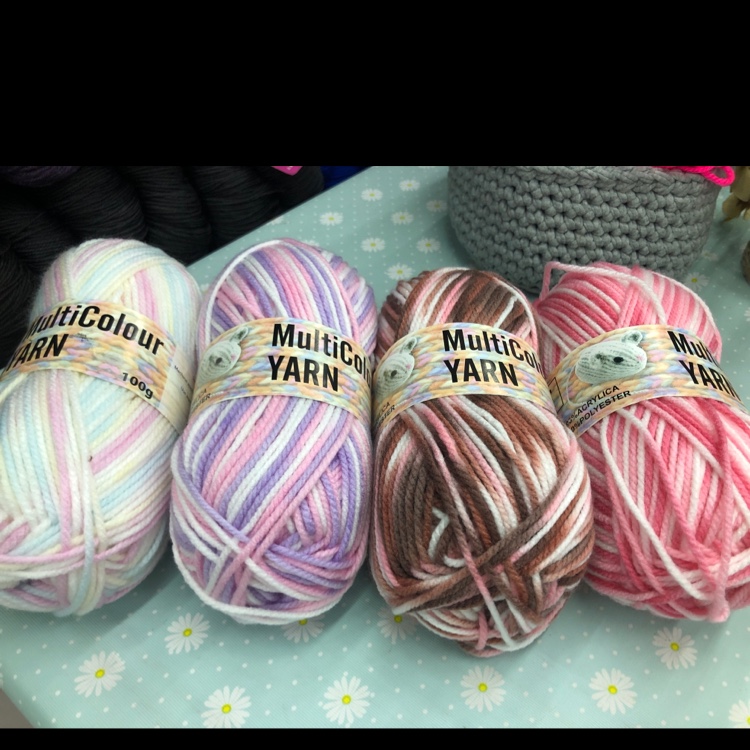 100% imported acrylic fiber, 3-strand synthetic, 100g per ball, 5 balls per pack, 15kg per piece, in stock supply. There are many colors available, including solid tones and segmental dyes. Bulk purchase offers discounts. Welcome to place your order. Application Scenario