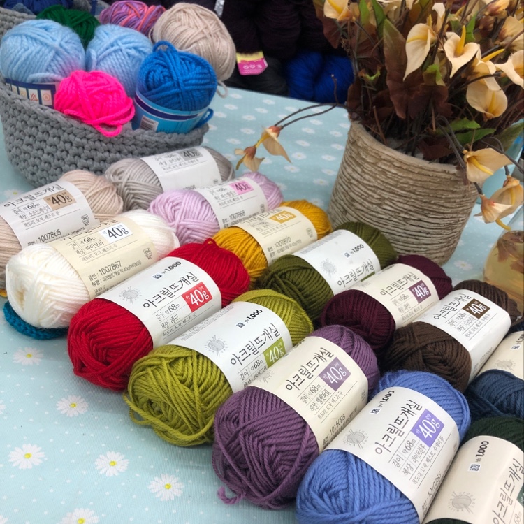 Adopt it. 100% imported super flexible acrylic 4-strand synthetic, 40g per ball, 400g per bag. 18 colors, available in stock. Welcome to place your order. undefined