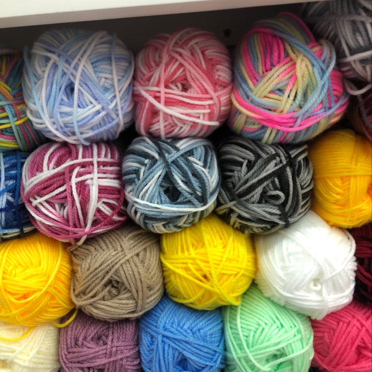 100% imported acrylic fiber, 3-strand synthetic, 100g per ball, 5 balls per pack, 15kg per piece, in stock supply. There are many colors available, including solid tones and segmental dyes. Bulk purchase offers discounts. Welcome to place your order. Specification image