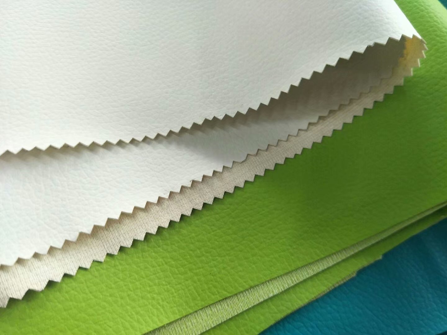 Factory direct sales of the best-selling new PVC184 lychee textured leather fabric for luggage, sofa decoration and waterproofing Application Scenario