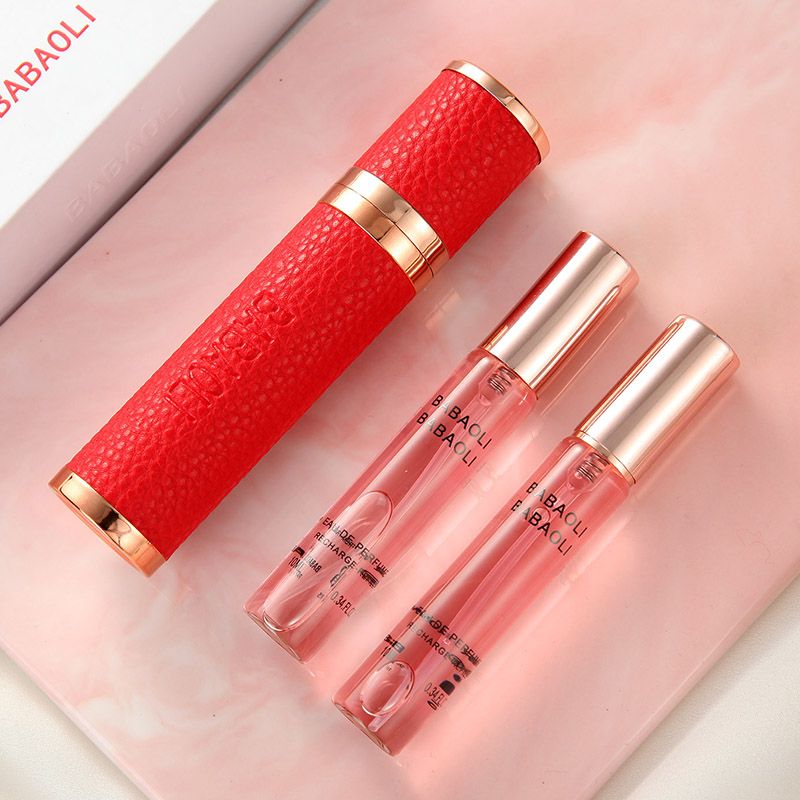 تحمل باربري عطر الخروف الصغير معها details Picture