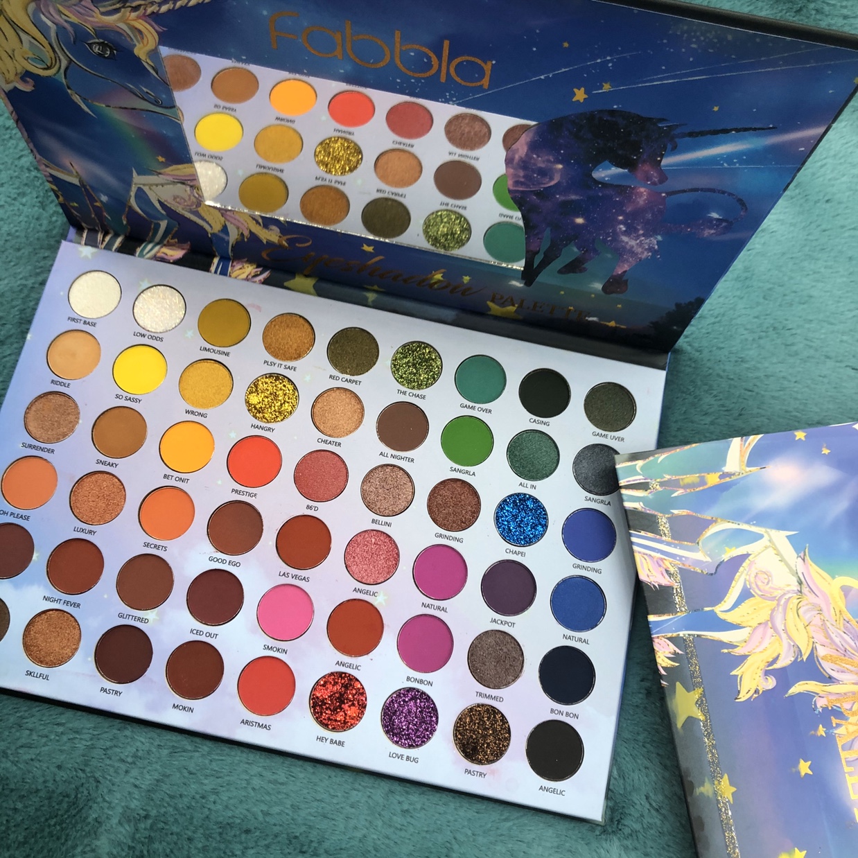 54 Color Eyeshadow Rainbow Unicorn Multi-Color Fashion All-In-One Eyeshadow Tray Application Scenario