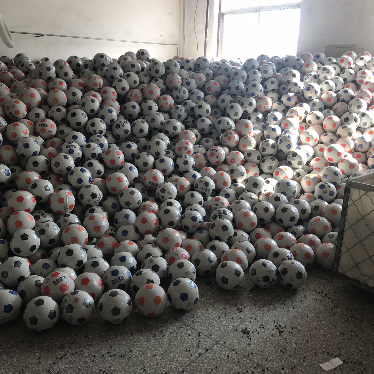 足球/玩具球pvc/大号pu发泡球/PVC22cm球/水杯产品图