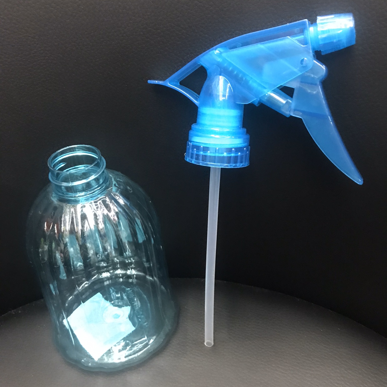 Household plastic spray bottle details Picture