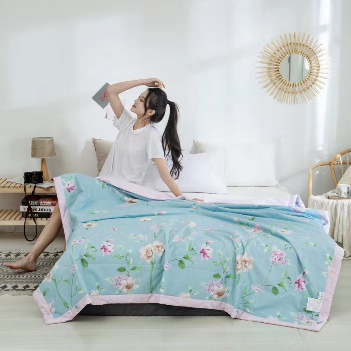 ☘️20年春夏新品☘️
🍓全棉宽幅夏凉被
🍭尺寸大小 200×230
🍭面料：100%棉，
🍭填充羽丝棉