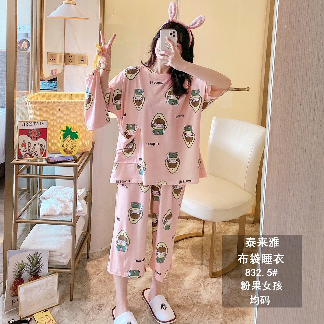 A set of women's casual bag home wear, a popular cartoon mid-sleeved loose large-sized pajamas for spring and summer details Picture