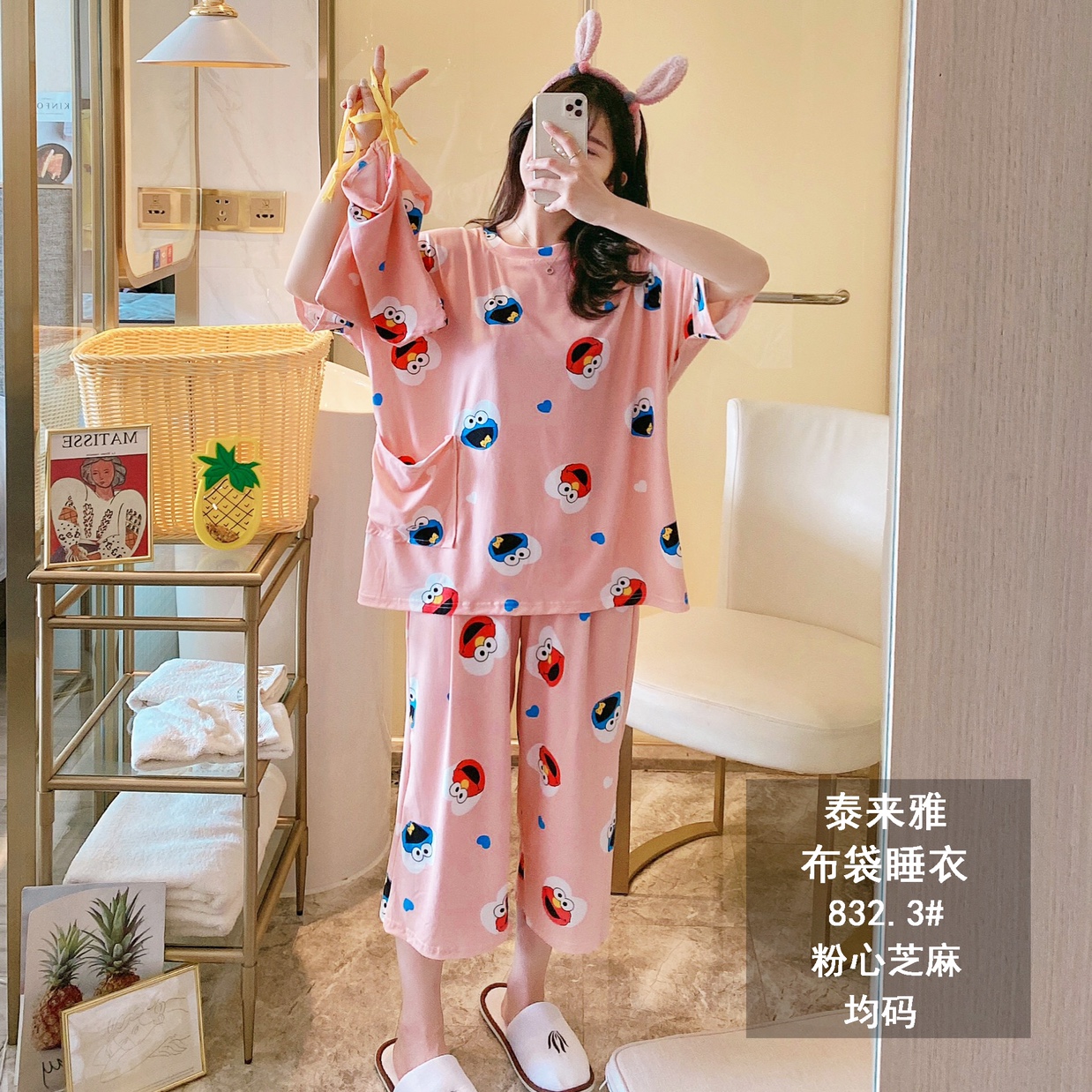A set of women's casual bag home wear, a popular cartoon mid-sleeved loose large-sized pajamas for spring and summer Application Scenario
