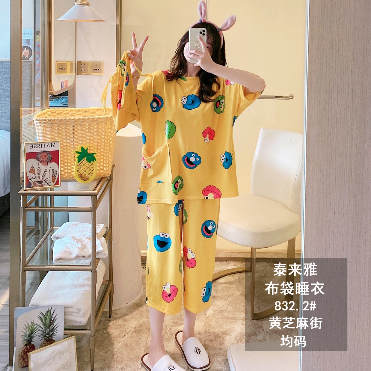 A set of women's casual bag home wear, a popular cartoon mid-sleeved loose large-sized pajamas for spring and summer Item Picture
