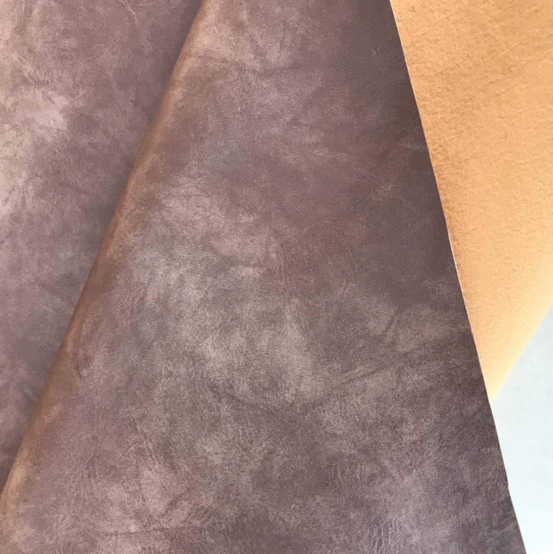 1.0厚PVC双针拉毛㡳布干巴皮树皮纹仿古皱褶皮双色适用于各种箱包皮带化妆盒装饰沙发椅细节图