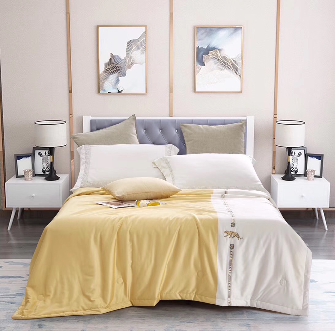 洋甘菊美肤夏被（美丽黄、深海蓝）
面料：天丝棉贡缎
填充物：莱莫丝纤维
产品采用富含洋甘菊精油的面料，使用过程中通过摩擦，散发出洋甘菊清新的香味，既能有助于睡眠，又能修护肌肤。