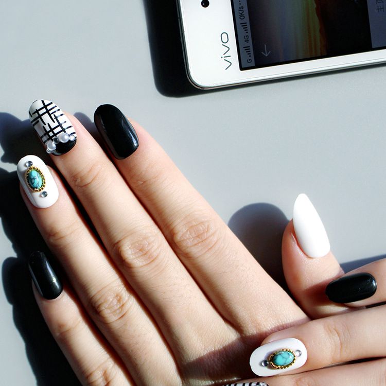 New fashion bridal Diamond Nail fake nail set with 24 diamond-encrusted nails Application Scenario