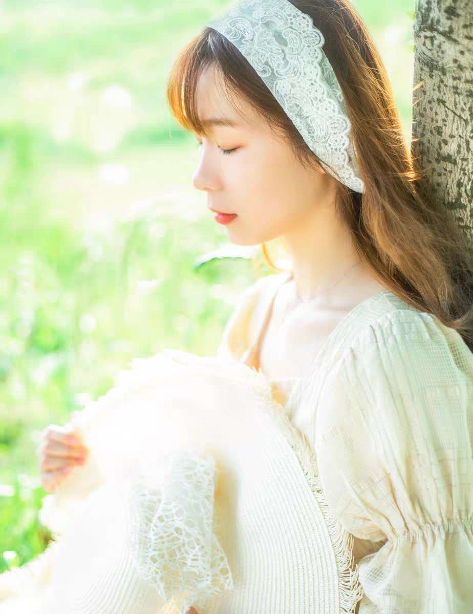 A best-selling headwear, scarf and embroidered small triangular scarf Application Scenario