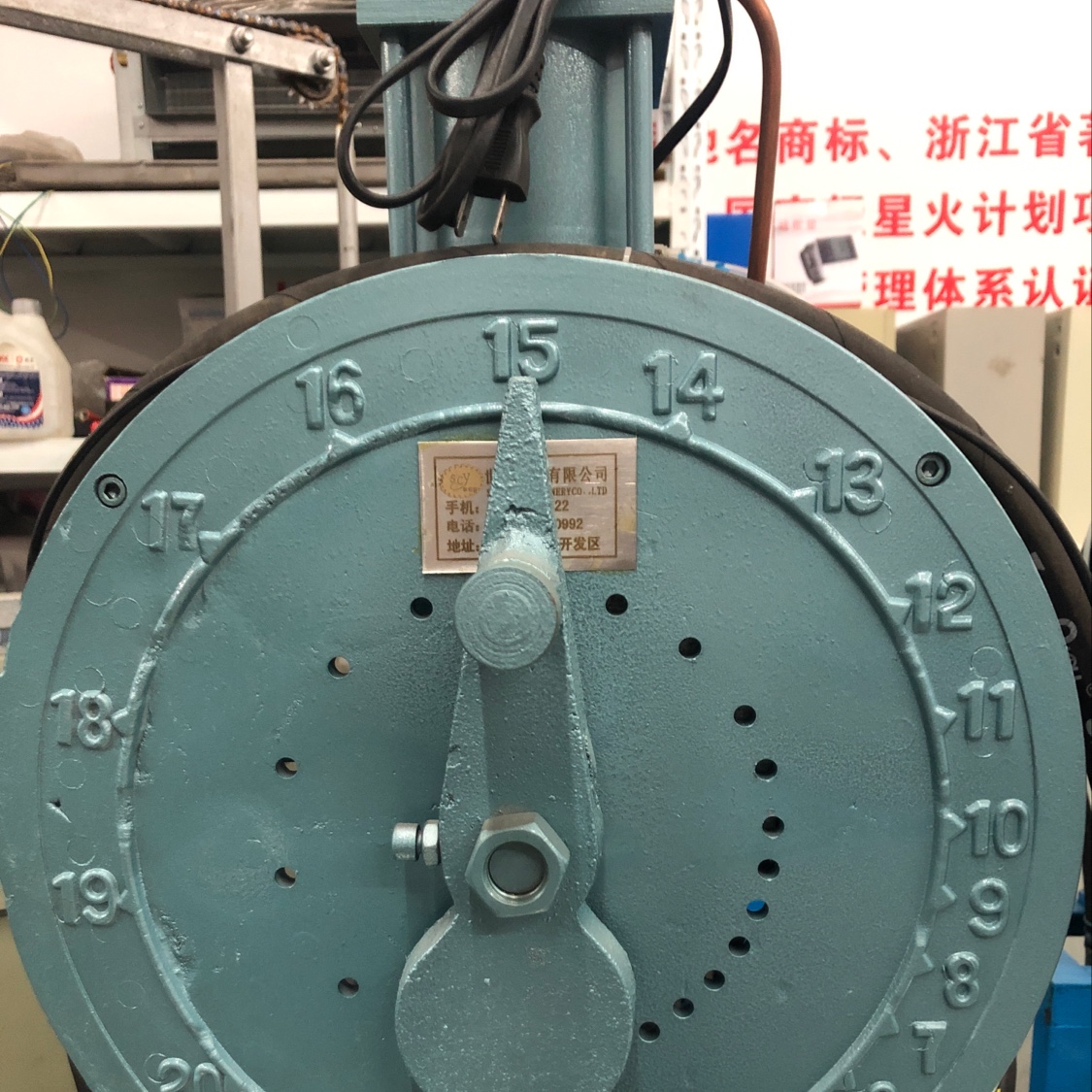 The feeding machine is multi-functional, practical and commercially available details Picture