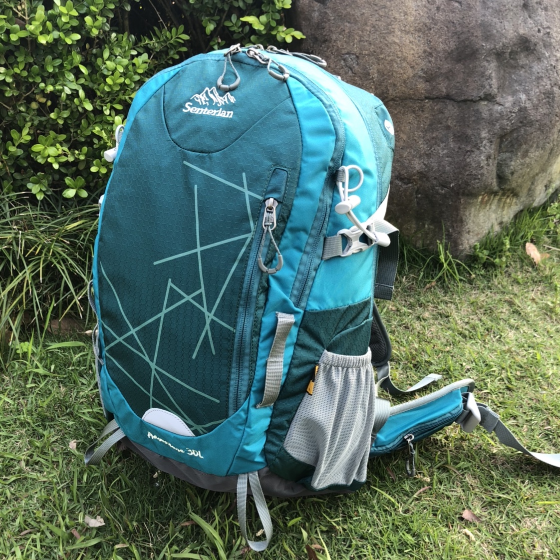 专业户外登山背包野营徒步背包旅行背包30L双肩包