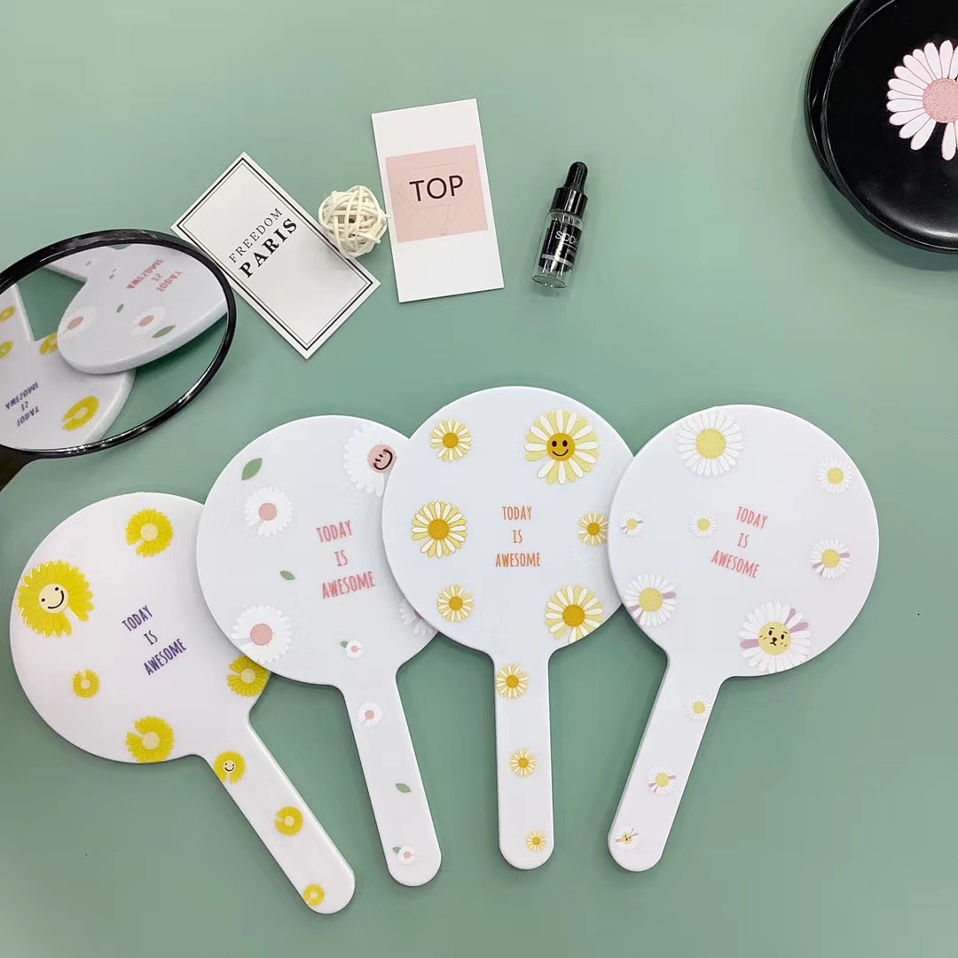 Circular hand-held mirror Application Scenario