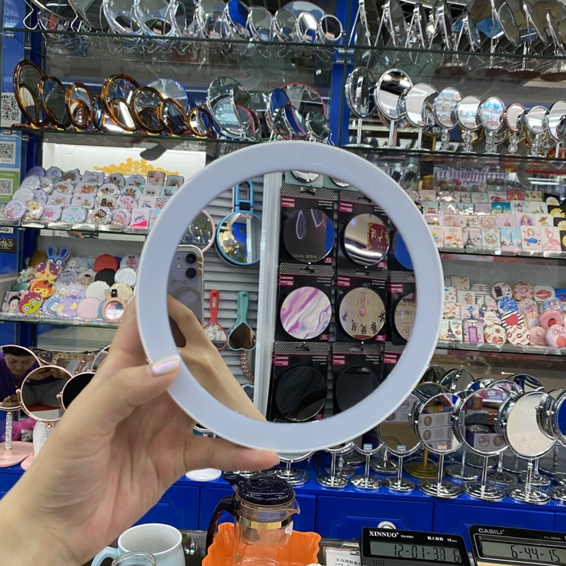 带灯化妆镜产品图