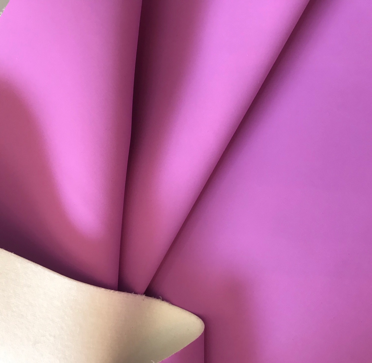 厂家直销优质PU合成皮革1.0磨砂防棉绒箱包鞋材手感舒适面料产品图